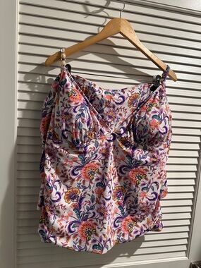 NWT Nicole Miller 2 Piece Tankini Swimsuit with Roushing on the sides of the Top